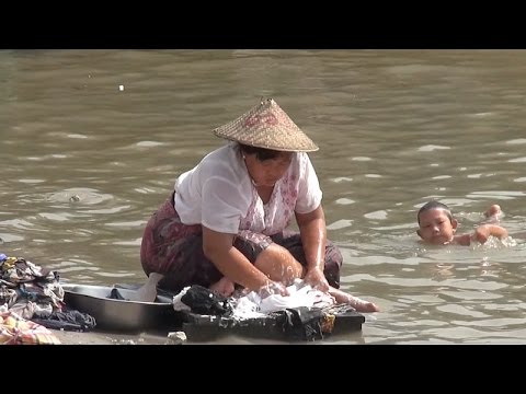 Trabalhando nas margens do rio Ayeyarwady, Mandalay, Mianmar
