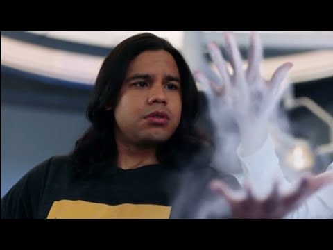 Caitlin ajuda Cisco à tirar os fragmentos da adaga (Legendado) - The Flash 05x10