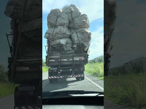 Carga grande na estrada de Pilar na Paraíba