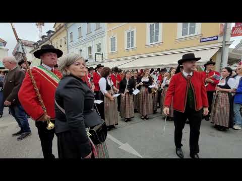 Die Stadtkapelle Klagenfurt spielt auf, bei der Feier 75 Jahre Benediktinermarkt.