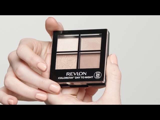 Vídeo relacionado con Revlon ColorStay Day to Night Eyeshadow Quad Sombra de ojos de larga duración. Paleta de 4 tonos combinados platedos y azúles. Tono 580 Georgeous