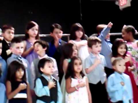 Graduacionde Krystel - Cantando el himno de USA