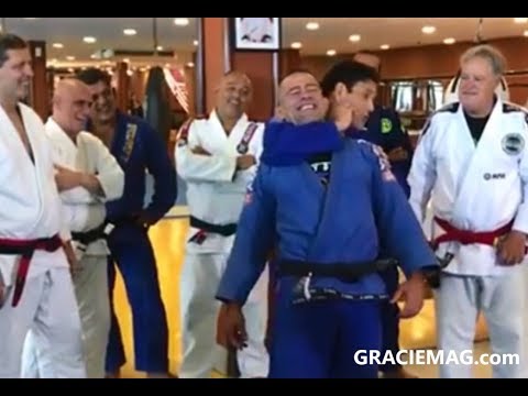 Sergio Mallandro ensina o estrangulamento "glu glu yeah yeah" no Jiu-Jitsu