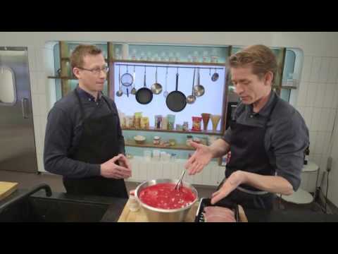 Svinekoteletter dyppet i okseblod giver røde bøffer