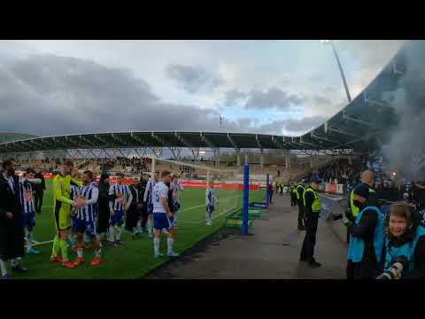 HJK:n pelaajat ja kannattajat juhlivat hienoa 2-0 voittoa HIFK vastaan ​​Stadin derbyssä 28.04.2022