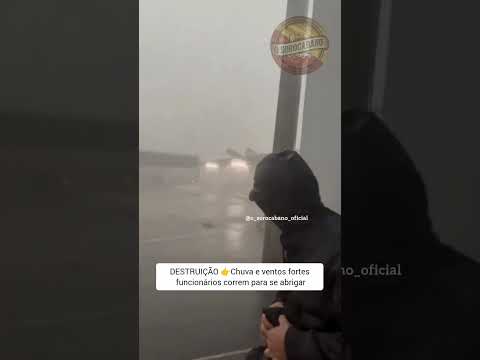 #o_sorocabano_oficial Funcionários correm para se abrigar, enquanto fortes rajadas atingem a cidade