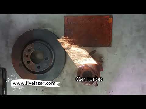 Rimozione della ruggine dalle parti dell'auto mediante macchina per la pulizia del laser