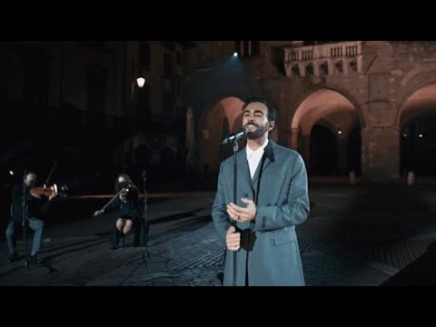 Mengoni a Bergamo, in piazza Vecchia canta «L'anno che verrà» di Dalla a un anno dall’inizio...