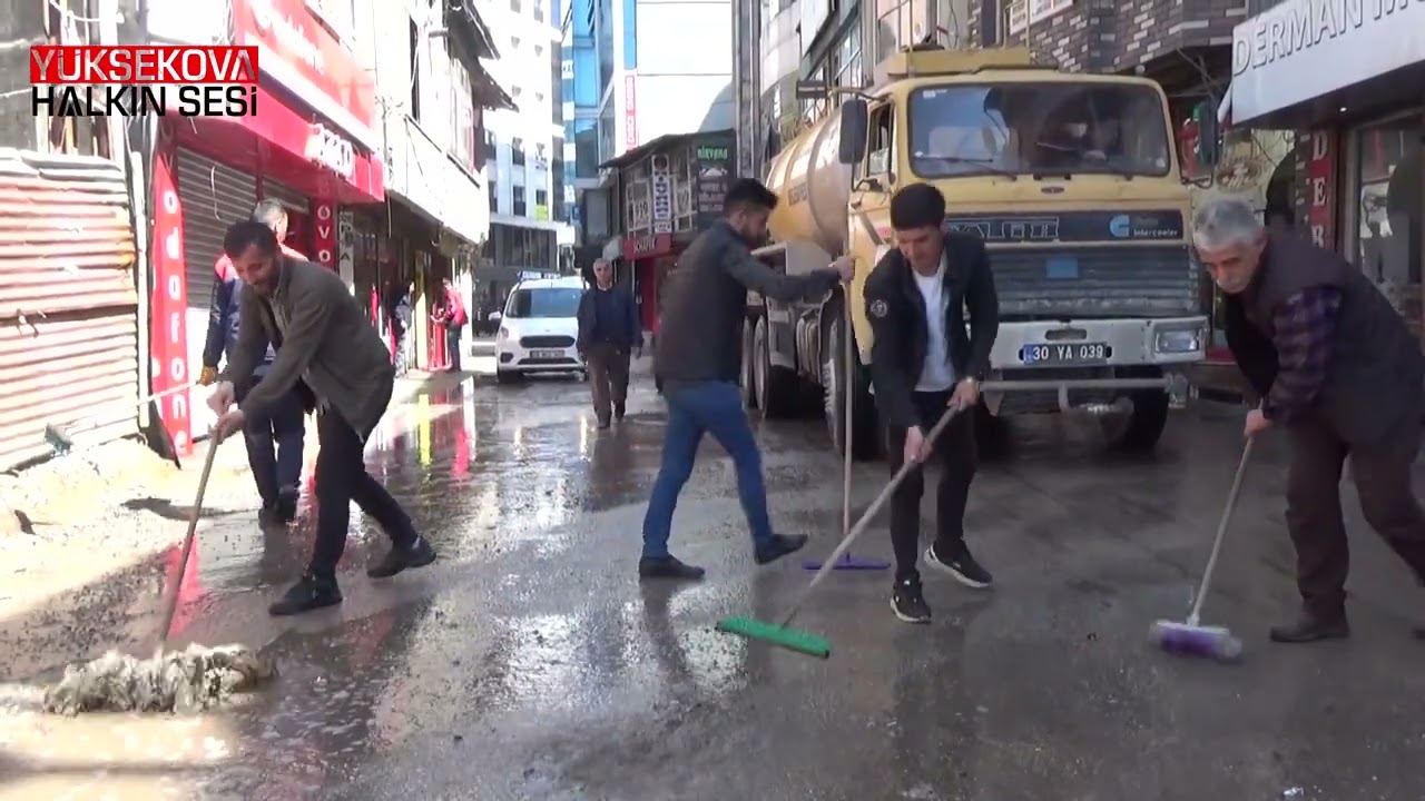 İtfaiye ekiplerinin çalışmalarına çarşı esnafı destek verdi