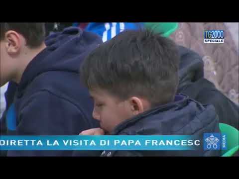 Menino chora pela morte de seu pai ateu e Papa Francisco o consola