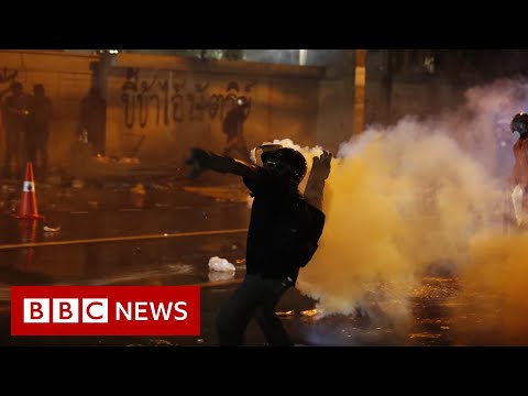 タイの抗議行動。警察はバンコクに水鉄砲と催涙ガスを配備 - BBC ニュース (Thailand protests: Police deploy water cannon and tear gas in Bangkok - BBC News)