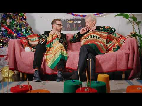Ίαν ΜακΚέλεν και Μπιoρν Ουλβέους πλέκουν χριστουγεννιάτικα πουλόβερ