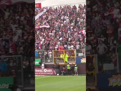"Te vine a ver" Barra: Ultra Morada &bull; Club: Saprissa