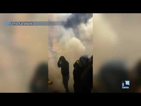 Scontri alla logistica tra Si Cobas e polizia, due agenti feriti: “In corso accertamenti”