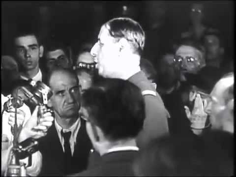 De Gaulle delivers his speech outside the Hôtel de Ville