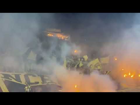 "Recibimiento Clásico - Hinchada de Peñarol (vs naciomal)" Barra: Barra Amsterdam &bull; Club: Peñarol