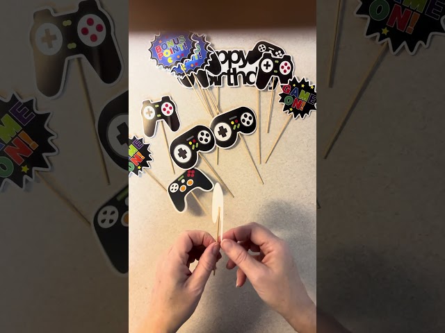 Vídeo relacionado con Decoración Tarta de Cumpleaños de Videojuegos, 13 Cupcake Toppers de Videojuegos, Decoración Brillante con Tema de Consola, Toppers para Cupcakes para Fiesta de Cumpleaños Infantil