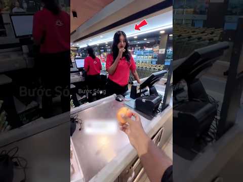 Anh ấy thanh toán trong sự ngỡ ngàng của thu ngân