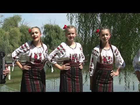 Grup Vocal ,,Zestrea  Valea Grecului Paula , Maria și Raluca Asa  s moldovencele