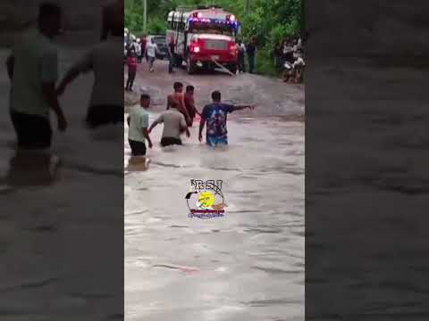 #SanCarlos Camioneta color gris arrastrado por las corrientes del Palo de Arco
