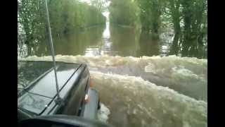 preview picture of video 'Jeep Cherokee drives through massive flood in somerset'