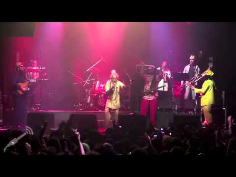 Max Romeo e Leões de Israel - War inna Babylon e Chase the Devil (ao vivo)