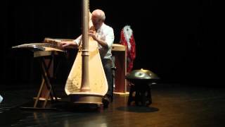 Luc Vanlaere plays the harp, hang, guzheng and kotamo during the same composition.