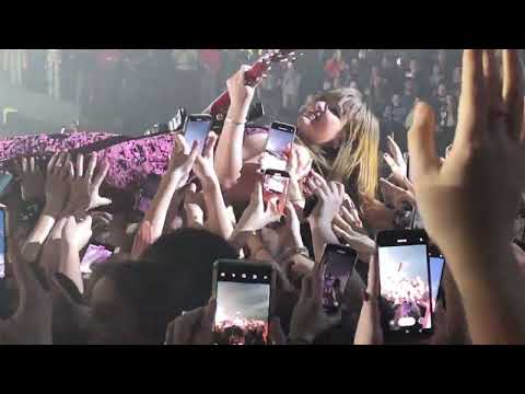 Måneskin - I Wanna Be Your Slave + crowdsurfing Victoria @ Vorst 02-03-2023