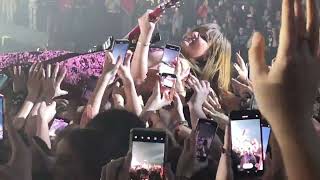 Måneskin - I Wanna Be Your Slave + crowdsurfing Victoria @ Vorst 02-03-2023