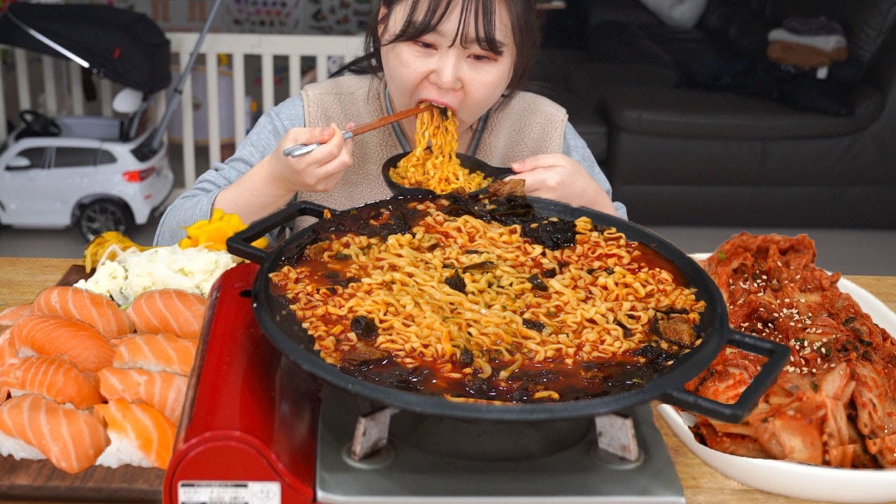 🔥불닭미역탕면과 연어초밥 이 조합 꼭 드셔보세요!!🔥 MUKBANG