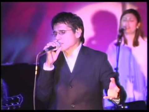 Tu estas Aqui  - Jesus Adrian Romero (en vivo)