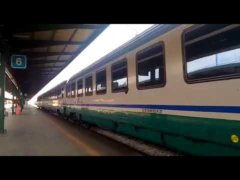IC 704 in partenza dalla stazione di Bari centrale
