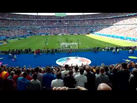 Italia Spagna 2-0. Italiani in delirio al gol di Chiellini.