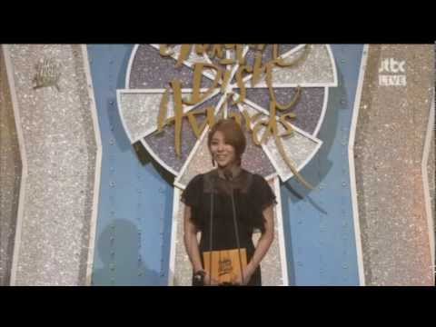 140116 GDA Ailee Presenting Newcomer Award to Crayon Pop & Kim Yerim