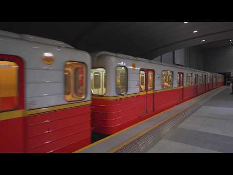 Polônia, Varsóvia, passeio noturno de metrô de Dworzec Wileński a Centrum