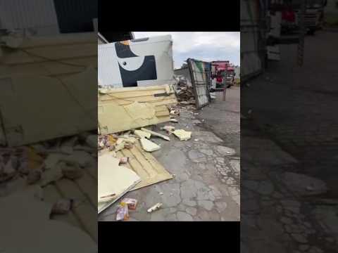 Carreta tomba em posto às margens da BR-251 e quase atinge bombas de combustível
