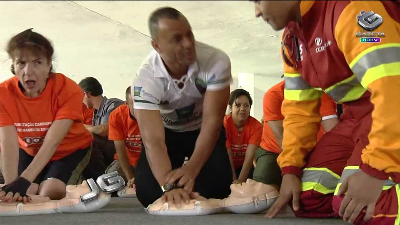 Bombeiros ensinam técnicas de massagem cardíaca