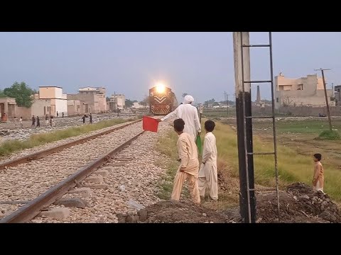 Thal Express aplica freios de emergência a toda velocidade ||Devido à via fraca e sinal de perigo