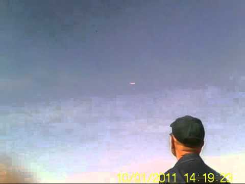 Гигантская авиамодель разрушилась в воздухе: видео