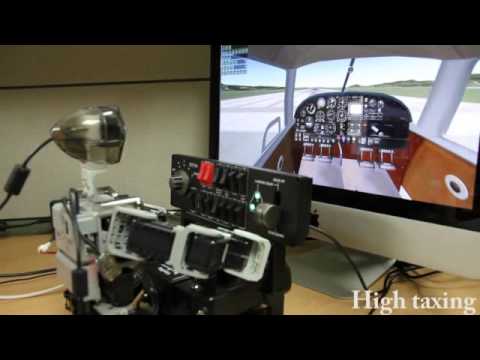 #видео | Маленький робот самостоятельно управляет самолетом. Фото.