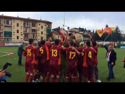 La festa dei giocatori della Chiantigiana dopo la conquista della Coppa Italia Promozione