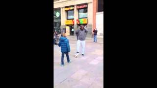 Cristiano Ronaldo spielt  verkleidet auf Madrids Straßen