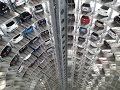 Deutschland Wolfsburg Autostadt ein Fahrt in den 48 Meter hohen Auto Türmen VW Volkswagen Turm