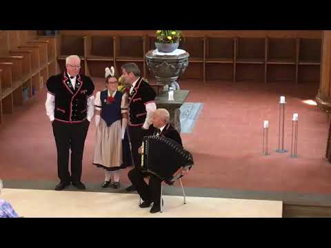 Jodel-Terzett Sandra Horat, Peter Imlig, Martin Wigger. Begleiter: Kari Boog Lied: Vergissmeinnicht