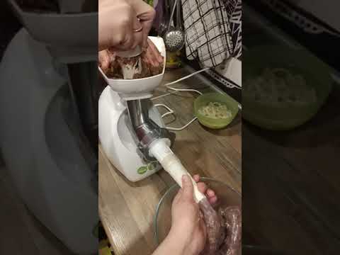 Приготовление колбасок на мясорубке Zelmer ZMM4048