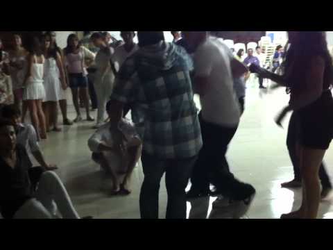 Maumau dançando reggae na presença do senhor é claro