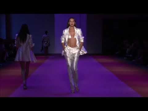 Gigi Hadid closed Brandon Maxwell SS 2022 New York Fashion Week september 10, 2021