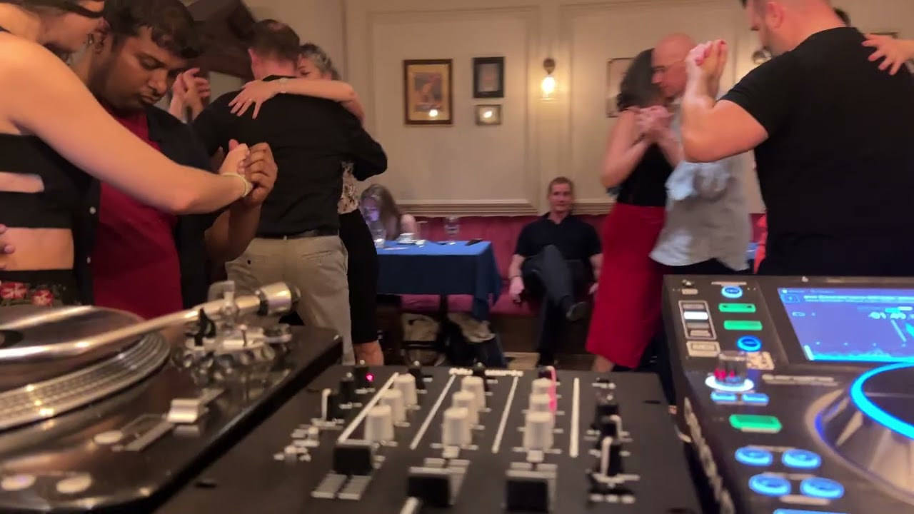 Dj Gus. Gustavo Rosas. Tangos en Vinilos en Dublin.Mayo 2023.IRLANDA.