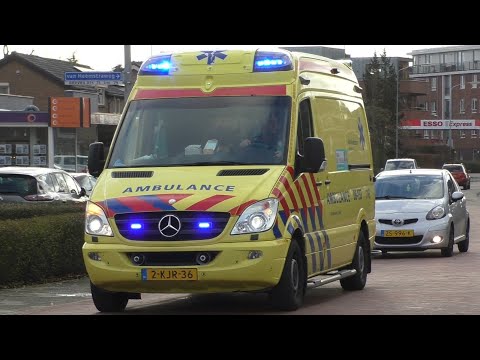 Oude Ambulances 08-110 en 08-133 met spoed in Beuningen