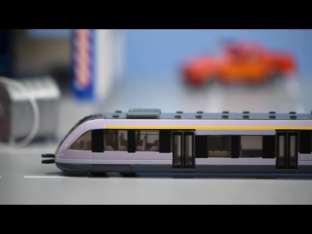 Vídeo relacionado con Siku 1646, Tren de cercanías, Metal/Plástico, 1:87, Rojo, Combina con Otros Juguetes